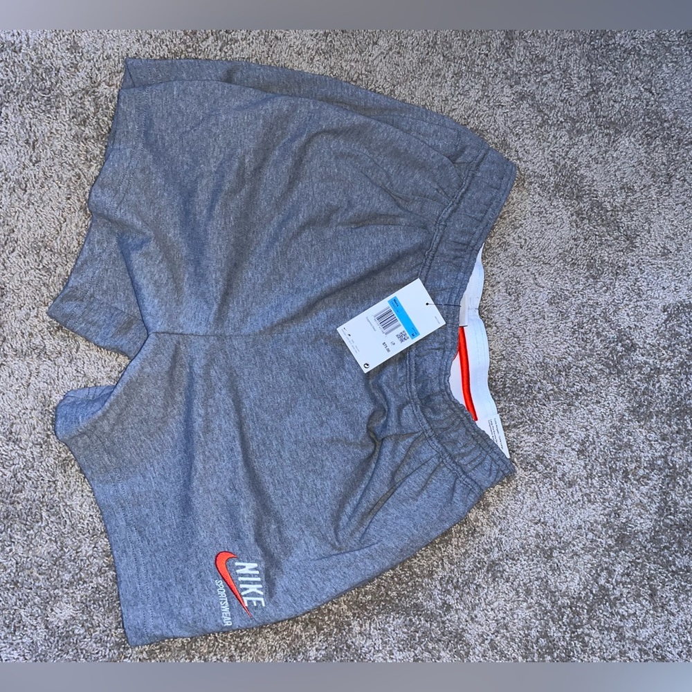 LOOSE FIT ABOVE KNEE LENGTH NIKE SHORTS